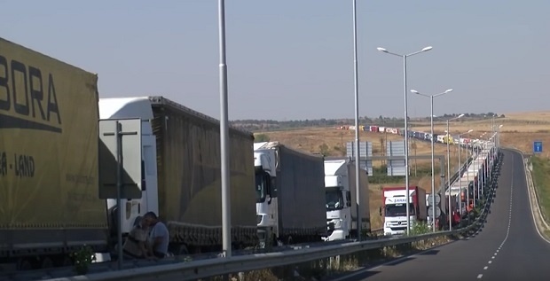 На КПП „Кулата” и „Калотина” образовались очереди из-за проверок болгарской погранполиции