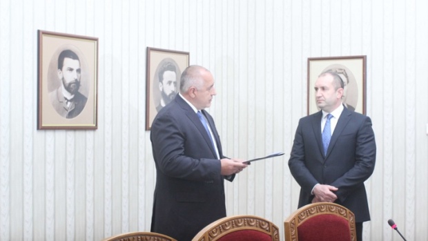 Бойко Борисов вручил президенту Болгарии папку с составом нового правительства