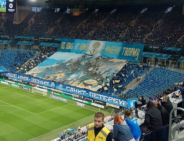 Болельщики ФК "Зенит" развернули флаг, посвященный 140-летию обороны болгарской Шипки