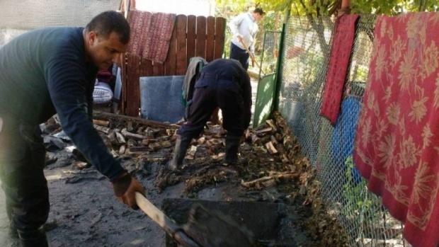 Болгарские военные помогают бедствующим в регионе Бургаса