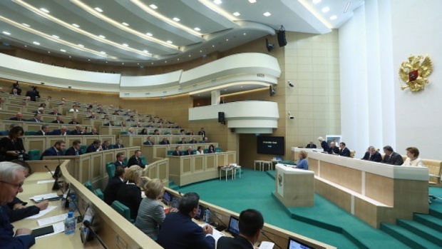Верхняя палата российского парламента одобрила закон о СМИ-"иноагентах"