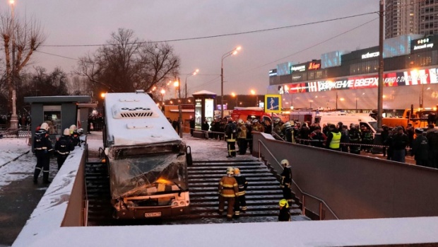 В Москве на Славянском бульваре автобус въехал в толпу, пять человек погибли