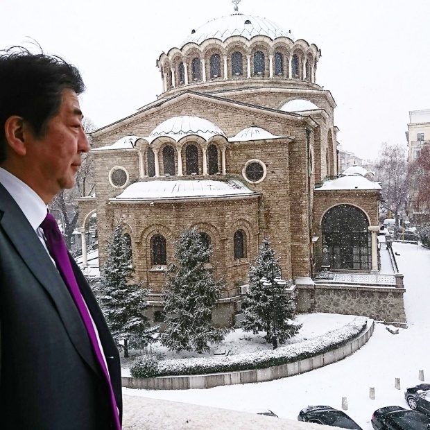 Японский премьер показал снежную столицу Болгарии в своем аккаунте в Twitter