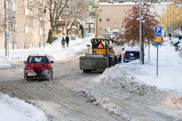 Более 900 машин в Болгарии чистили ночью дороги от снега