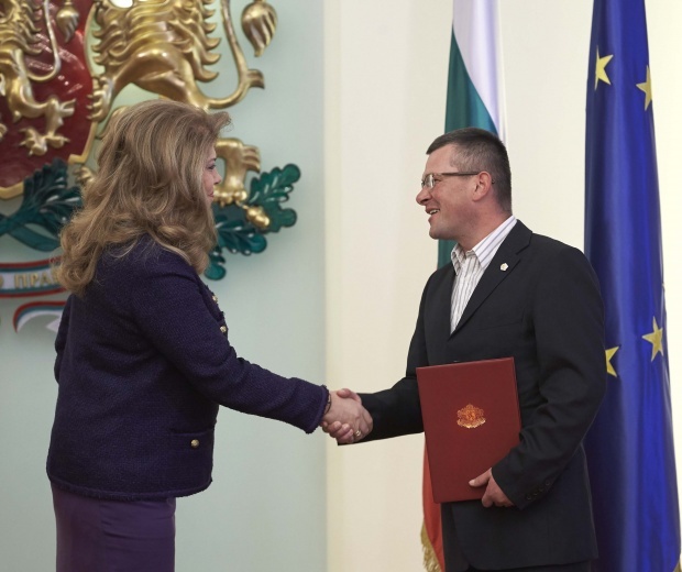 Вице-президент наградила болгарским гражданством серба, который спасал детей на р. Лим