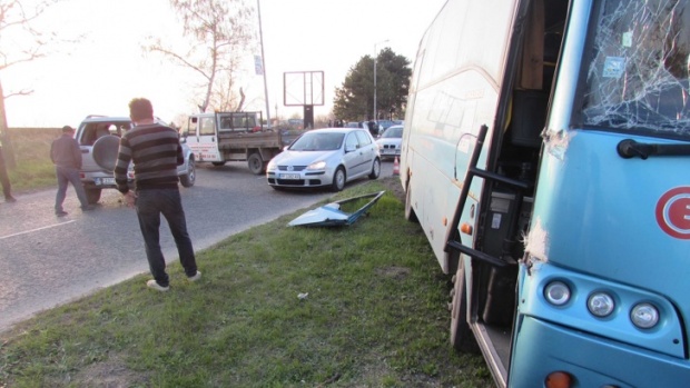 В Болгарии пассажирский автобус выехал на обочину и наклонился, пострадавших нет