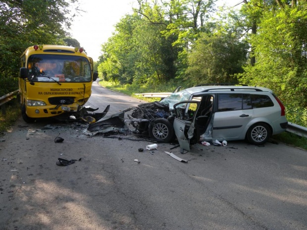 В Болгарии школьный автобус столкнулся с легковым автомобилем, дети не пострадали
