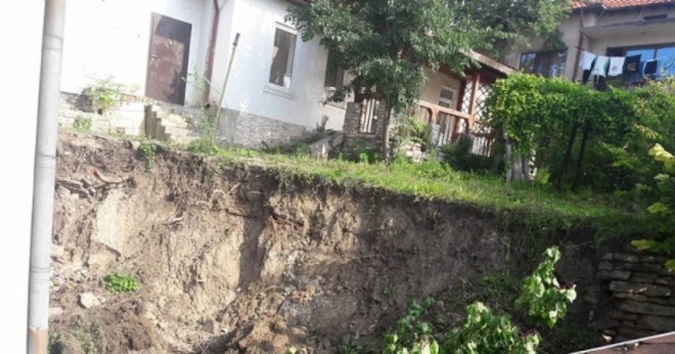 Улицы болгарской Варны превратились в мутные реки после проливного дождя