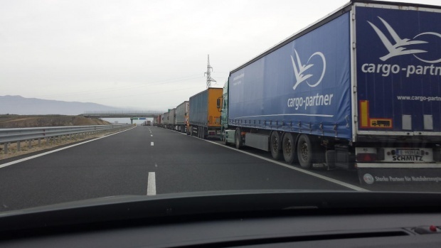 Мигранты используют болгарские грузовики в качестве "такси"