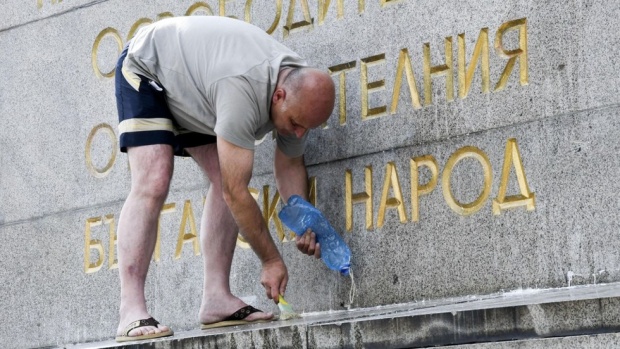 В столице Болгарии вандалы залили краской памятник Советской армии