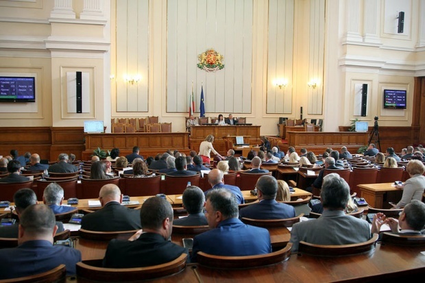 В Болгарии трое экс-министров вернулись в парламент в качестве депутатов