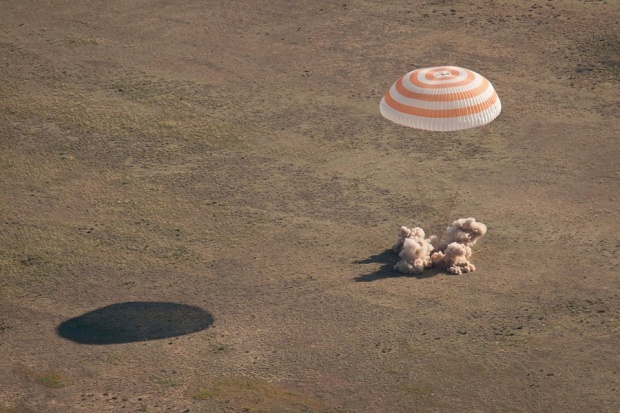 Экипаж "Союза МС-10" приземлился после аварии, космонавты живы