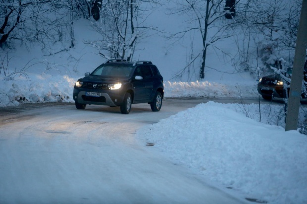 Горные дороги Болгарии занесло снегом