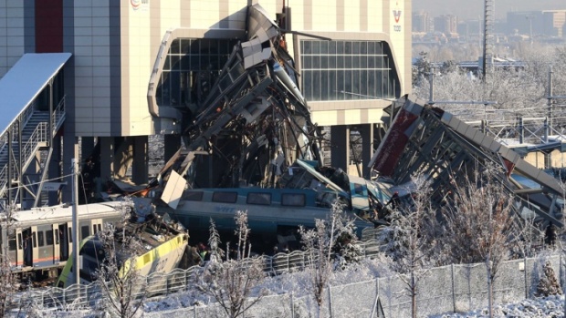 При крушении скоростного поезда в Турции погибли 4 человека, 43 получили ранения