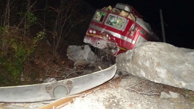 В Болгарии пассажирский поезд сошел с рельсов из-за упавшей каменной глыбы