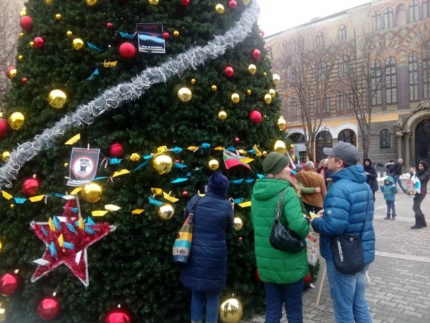 В столице Болгарии подаренную Москвой елку украсили желто-голубыми корабликами