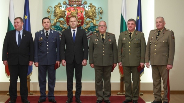 Президент Болгарии удостоил военнослужащих высшим офицерским званием