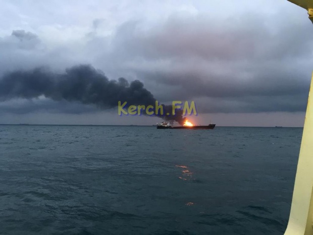 Два судна загорелись после взрыва в Черном море