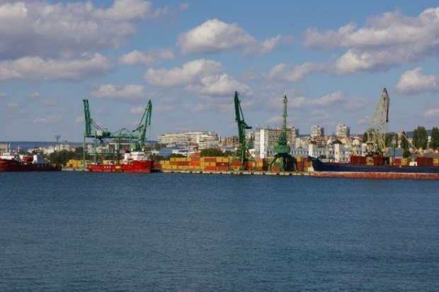 Долги российско-украинскому экипажу задержанного в Болгарии судна выросли до $80 тыс.