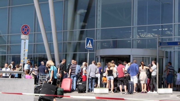 Исследование: Молодые люди в Болгарии склонны эмигрировать за границу