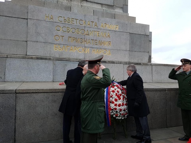 Сотрудники посольства РФ в Болгарии возложили цветы к памятнику Советской армии в Софии
