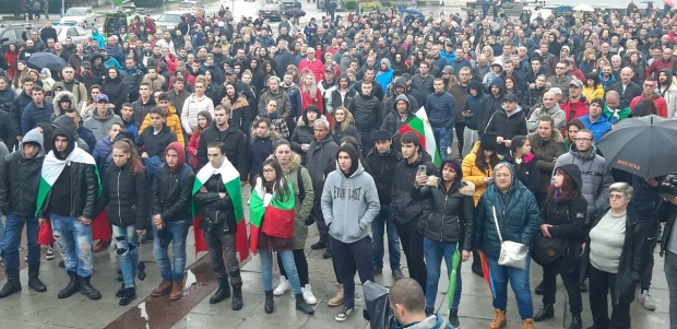 Сотни жителей болгарского Габрово вышли на мирный протест