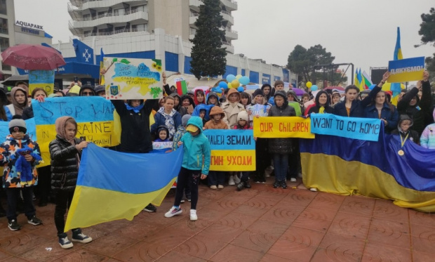 Украинские беженцы поблагодарили Блогарию многолюдным шествием в Солнечном береге