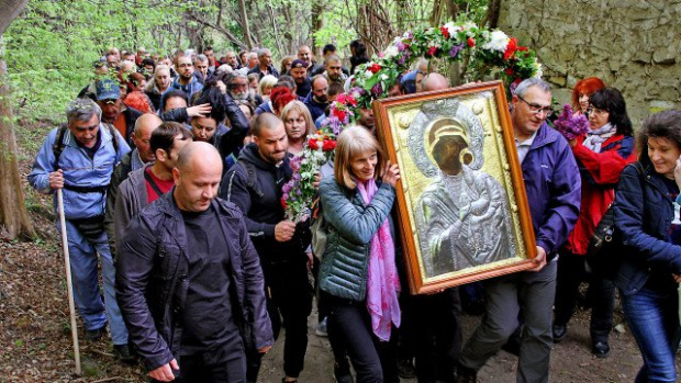 Тысячи верующих поклонились Бачковской чудотворной иконе