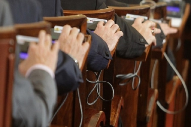 Парламент нашел компромиссное решение об оказании поддержки Украине