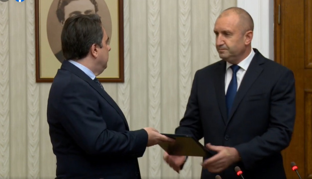 Асен Василев вернул мандат на право формирования правительства