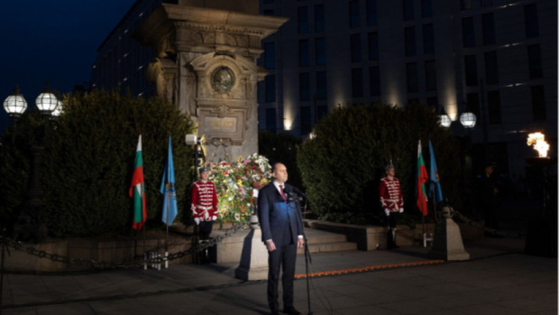 Перед памятником Левскому президент призвал к сплоченности перед лицом стихий