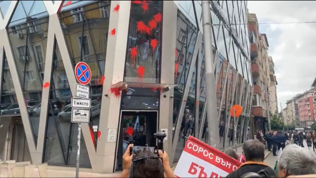 Протестующие забрызгали красной краской представительство Еврокомиссии