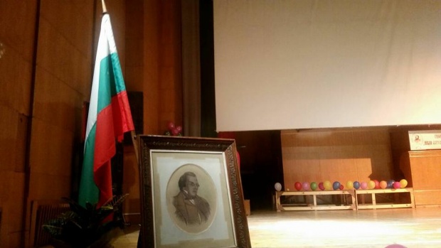 Посольство России в Болгарии поздравило со 120-летним юбилеем гимназию им. Ивана Аксакова в Пазарджике